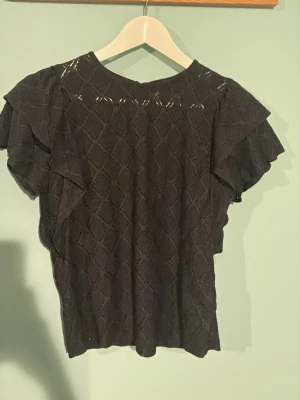 Svart spetsblus från Lindex - Med volangärmar!