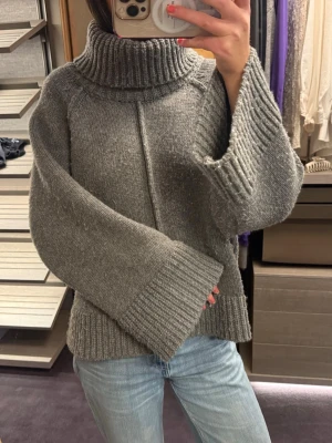 Grå oversized polotröja stickad - Mysig grå stickad polotröja med oversized passform och breda ärmar. Säljer då den inte kommer till användning💗den är storlek xs-s