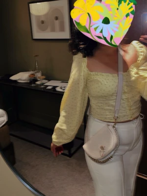 Nelly topp  - Söt gul blus topp från Nelly, använd fåtal gånger. 