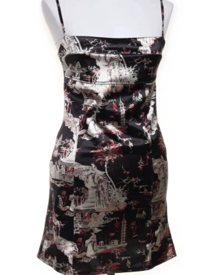 Snygg klänning Urban Outfitters S/M - En så snygg klänning storlek M men mer som en S🖤⚜️Reglerbara band.  #klänning #urbanoutfitters