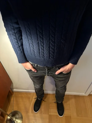 Dondup George Jeans - Svarta dondup jeans med slitningar och snygg tvätt. Riktigt populära i modellen George! Skriv vid funderingar🤩🙌