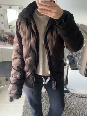 Svart jacka - Snygg svart jacka med luva, orginalpris: ca 1000kr. Väl omhändertagen💕.