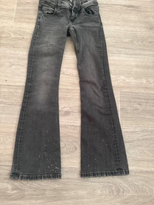 Grå/svarta jeans - Gråa/svarta jeans från ginatricot (använda) lite blekningsfläckar från hårfärg, storlek 146💕