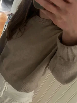 Beige stickad tröja från Mango - Säljer en beige stickad tröja från MNG i storlek XS. Tröjan har rund halsringning, ribbade muddar vid ärmslut och nederkant samt en enkel, stilren design. ☺️pris går att diskuteras!