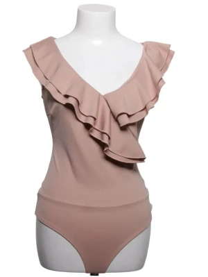 Beige body med volangdetaljer - Supersnygg beige body med djup V-ringning och breda volanger längs halsringningen. Tillverkad i ett mjukt, stretchigt material som sitter skönt mot kroppen. Perfekt för dig som vill ha en feminin och trendig look.