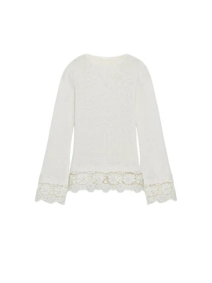 Vit tröja med spetsdetaljer - Prislapp kvar! Supersöt vit långärmad tröja med breda ärmar och fina spetsdetaljer vid ärmslut och nederkant. Tröjan har en rak passform och är perfekt för dig som gillar romantisk och stilren look. Materialet känns mjukt och lätt.