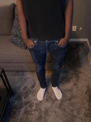Mörkblå Levi's slim fit jeans - Snygg slim fit jeans från Levis | W29 L30 | Längd på killen: 178 | Vikt: 67kg | Hör av er för frågor 😁