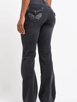 Svarta bootcut jeans  från madlady i storlek 34 short - Snygga svarta bootcut jeans från madlady  med broderade vingar och nitar på bakfickorna. Jeansen har låg midja och utsvängda ben, samt dekorativa detaljer på framfickorna. Perfekta för dig som vill sticka ut med coola detaljer.Andvända 1 gång