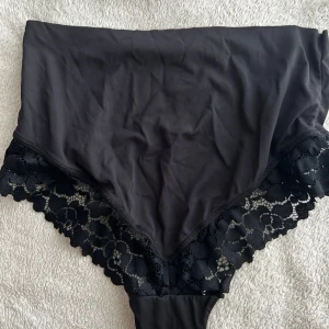 Svarta högmidjade trosor med spets - Anna Field 3 stycken 