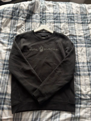 Olivgrön sweatshirt från Sail Racing - En snygg tröja från Sail Racing i färg grön och storlek S. Använd väldigt lite. Hör av er vid frågor och funderingar🙌🏻