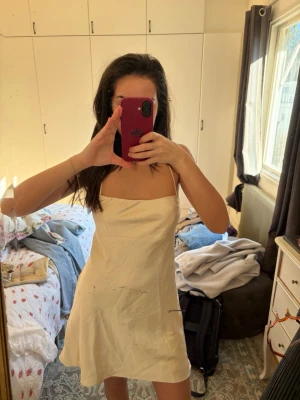 Zara klänning  - Slutsåld silkes Zara klänning, hör av er vid frågor 