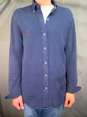 Ralph lauren skjorta - Säljer denna sjukt snygga ralph lauren skjortan perfekt för sommaren! Den är size M. Modellen är 180cm. Skjortan kan passa upp till 187! Skick 8/10 inga hål eller skador. Nypris ca 1599kr. Hör av dig vid minsta fundering! Köp gärna med postnord🤩📦