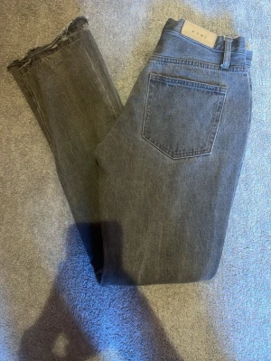 MNML slim flared jeans  - Säljer slim flared jeans w28 