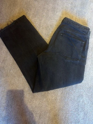 Svarta baggy jeans från Karve - Säljer ett par svarta jeans från Karve, size 33