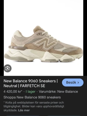 Beige New Balance 9060 sneakers - Snygga beige New Balance 9060 sneakers med chunky sula och meshpaneler för extra ventilation. Skorna har klassisk N-logga på sidan, mockadetaljer och en futuristisk design som sticker ut. Perfekta för dig som gillar streetwear och vill ha något unikt på fötterna. De e med sorg jag måste sälja dessa köpte dom i uk och när jag kom hem insåg jag att de va fel storlek försökt använda dom några gånger men dom e för stora…. 