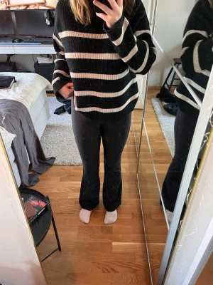 Svarta bootcut leggings - Säljer ett par svarta leggings med bootcut-modell och hög midja. De har en smickrande passform och dekorativa fickor bak. Materialet är stretchigt och mjukt, perfekt för en avslappnad men ändå snygg look. Använda en gång ny pris 350kr