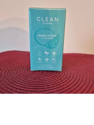 CLEAN Classic Warm Cotton & Mandarin - Clean Classic Warm Cotton & Mandarin, en Eau de Toilette (EdT) i storleken 60 ml (2.0 fl oz). Det är en frisk och citrusaktig doft som lanserades 2021.   Parfymen är designad för att ge en ren och energigivande känsla.   Toppnoter: Vit apelsinblomma och solig mandarin. Hjärtnoter: Jasminblad. Basnoter: Innehåller lugnande noter av mysk, likt originalet Warm Cotton, men med ett tydligt inslag av bergamott och citrus.   Denna doft kombinerar noter av varm bomull och mandarin. Volym: 60 ml.  Oöppna