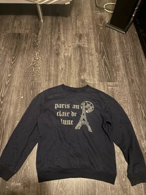 Mörkblå rinestone sweatshirt  - Mörkblå rinestone sweatshirt, bra skick. 