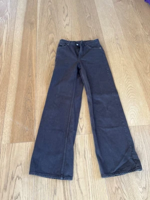 Mörkbruna wide leg jeans monki - Supersnygga wide leg jeans i en perfekt mörk brun färg. W25