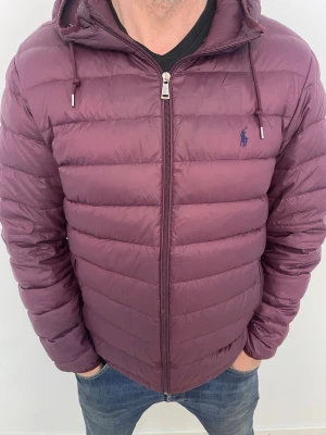 Ralph Lauren jacka - Vinröd jacka från ralph lauren! - Storlek L - Skicket är hyfsat bra men med lite defekter som jag sytt igen - Hör av er vid minsta fundering!