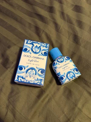 Dolce & Gabbana Light Blue Capri - 🔶Helt ny, kvitto finns🔶. Byten kan va intressant                                     Dolce & Gabbana Light Blue Capri in Love är en parfym i en unik, blåvit flaska med dekorativa mönster inspirerade av Medelhavet. Doften är en eau de parfum och levereras i en snyggt designad ask.