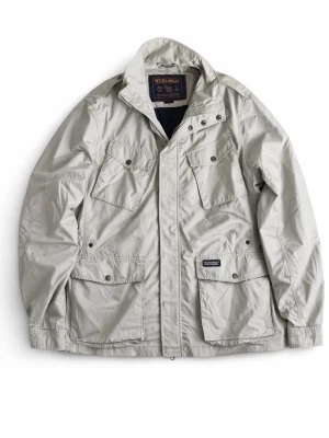 Woolrich Fieldjacka Beige - Snygg och eftertraktad field jacka från Woolrich! Fint skick inga defekter. Storlek L, modellen är ca 182, 70kg, lite för stor. Kontakta mig för fler frågor och funderingar!