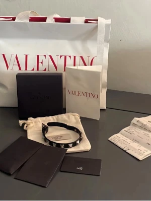 Valentino armband  - Säljer mitt Valentino armband pågrund av det inte kommer till någon användning.