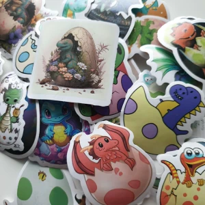 25st dinosaurier i ägg, påsk klistermärken/stickers - Klistermärken/stickers Motiv: dinosaurier i ägg  Antal: 25st Skick: ny/oanvänd  Kul att använda till pyssel, scrapbooking och annat. Kan tex användas till att dekorera din bärbara dator, anteckningsbok, resväska, etc. 