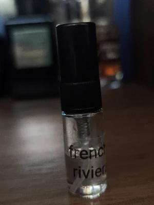 French Riviera parfymprov ca 1.3ml - Liten sprayflaska med parfymen French Riviera. Flaskan är genomskinlig med svart lock och text på framsidan. Perfekt storlek för att ta med i väskan och testa doften innan du köper en större flaska.