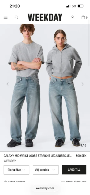 Galaxy Mid Waist Loose Jeans Weekday - Snygga ljusblå loose fit jeans från Weekday i modellen Galaxy. Jeansen har rak passform, normal midja och klassisk femficksdesign. Tillverkade i denim med en avslappnad vibe och unisex-stil. Perfekta för en trendig och bekväm look. Använda 2 gånger och är i ny skick!!!