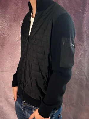 J.lindeberg cardigan - Mycket fint skick | Size L fits M (modellen är 188 cm 75 kg) | fraktar spårbart inom 24 timmar | för att köpa klicka ”köp nu” | vid frågor eller funderingar skriv ett meddelande | följare får bättre rabatter🙌