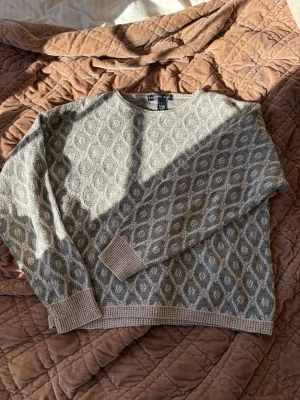 Vintage Geoffrey Beene stickad - Vintage Geoffrey Beene stickad tröja med lite större krage vid halsen. Grön/beige i färgen 