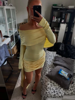 Gul klänning  - Storlek S. Från EGO, går inte att köpa mer!!