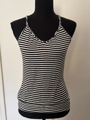 Jättefint sommarlinne - Jättefint sommarlinne med snygg design på ryggen som är perfekt nu när det blir varmare🩷 Storlek S, inga större defekter utöver någon enstak fläck 