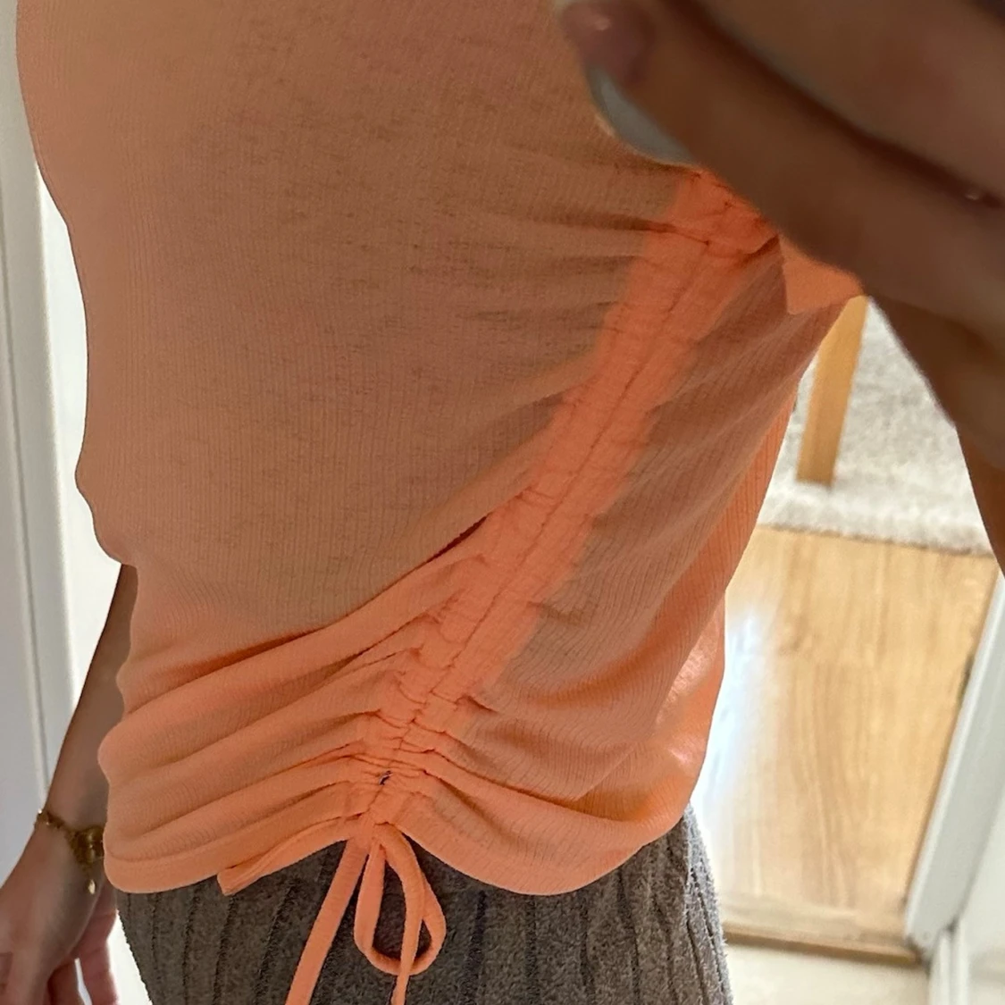 Persikofärgad ribbad topp med snörning - 2