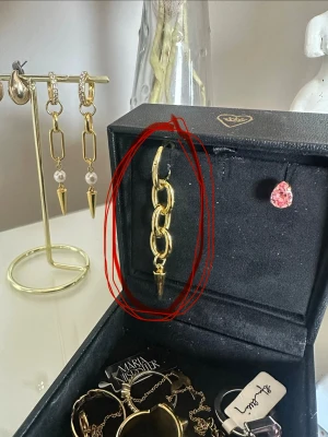 Guldörhänge Alvas essentials - Säljer ETT av dessa örhängen från Alvas essentials. Helt nytt! Säljer pga att jag bara vill ha ett💕💕