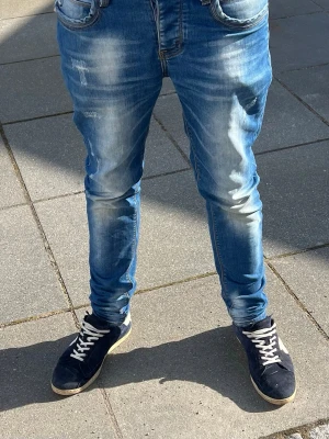 Limited edition Jacob Cohën jeans  - Säljer ett par limited edition blå Jacob cohën jeans med snygga slitningar och tvättade detaljer. Jeansen har klassisk femficksdesign och normal midja. Perfekta för dig som gillar en avslappnad men trendig stil. De är storlek 32, det bara o höra av sig vid minsta fråga elr intresse! 