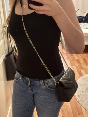 Väska ifrån glitter - Liten svart väska ifrån glitter säljer då jag inte använder den längre, den har inga fläckar eller defekter skriv gärna om du har några frågor 🫶💕