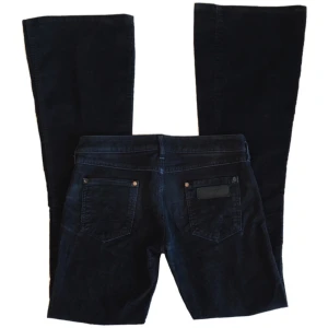 Vintage lowwaist/ lowrise bootcut/ flare manchesterbyxor/ jeans, Wrangler, 70tal/ 70s/ 2000s/ 00tal/ cyber/ y2k/ alt  - Snygga lågmidjade utsvängda manchesterbyxor från Wrangler! (Obs lite slitna nertill)