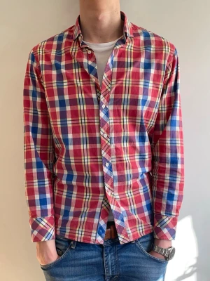 Rutig Azzaro Skjorta - Säljer denna riktigt feta skjorta från Azzaro. Perfekt nu när solen kommer fram! Storlek L Slim fit. Tveka inte på att höra av dig om du har frågor! ☀️🙌 Priset är inte hugget i sten! 🪨 