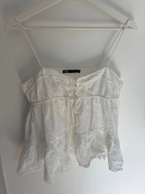 Vit broderad linnetopp från Zara - söt sommar topp säljer pga för liten. passar perfekt till sommaren.