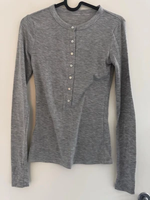 Tunn pyjamas - Supermjuk pyjamas i tunnare material. Långärmad tröja med knappar, byxor med vida ben. Lappar är avklippta, men aldrig använt pyjamasen då den är för liten för mig.