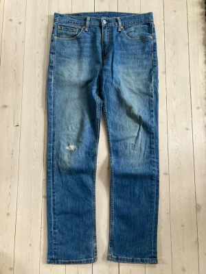 Levi Strauss & Co. 511 - Säljer Levis jeans då de inte kommer till användning. I storlek: 32/32.Jeansen är raka/ smala i passform. I färgen blå men en unik fade/ tvätt. Rekommenderar starkt.  Märke: Levi Strauss & Co.  Model: 511  Material: 99% Bomull/ 1% Elastan 🎨: Blå 📏: Midja: 42, längd:103, Benöppning:19  🚚: Skicka inom 1-2 dagar efter köp.  Kolla gärna mått innan köp😃 Bara höra av dig om du undrar något 😊