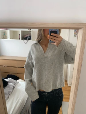 Stickad tröja  - Säljer denna stickade tröjan med krage ifrån monki💕