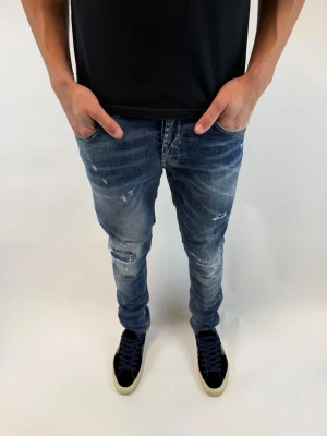 Dondup Jeans - Dondup Jeans George! Trendigaste jeansen på marknaden.  Ny pris= 4000 kr Säljs för= 999 kr (Modellen har original slitningar från fabrik vilket är väldigt eftertraktat och populärt)
