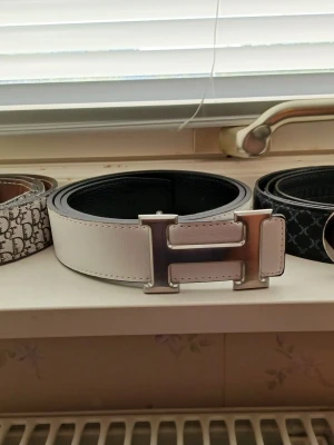 H bälte, cd bälte och ogo bälte - 1 bälte 260kr.                                                              2 bälten 550kr (225 styck)                                              3 bälten 597kr (199kr styck)                                                             Jag diskuterar gärna pris