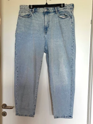 Jeans plussize  - Ljusblå jeans från Lindex  med rak passform och klassisk femficksdesign. Jeansen har hög midja och är tillverkade i 100% bomull.  Nya då de är för stora för mig 