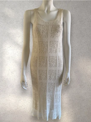 Zara beige stickad långklänning - Snygg beige långklänning i stickat material med genombrutet mönster. Klänningen är ärmlös och har en rundad halsringning. Perfekt för sommarens alla tillfällen. #zara #klänning 