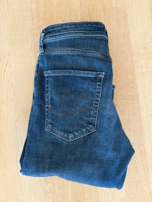Jack&Jones Jeans - Här är ett till par schyssta Jack&Jones jeans som är i princip exakt samma som de andra jag säljer! Dessa köptes hos Jack&Jones och har såklart tagits väl hand om och har inga hål eller annat! Bara att skriva vid frågor eller fler bilder! Bara att skriva för bilder när dem är på! Kan gå ner i pris om du följer!