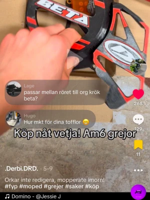 Beta skydd till moped, svart/röd - Säljer ett svart och rött skydd till moped från Beta, troligen för AM6-motor. Tillverkat i plast med tydlig Beta-logga och sportig design. Perfekt för dig som vill ge mopeden en cool look och extra skydd.